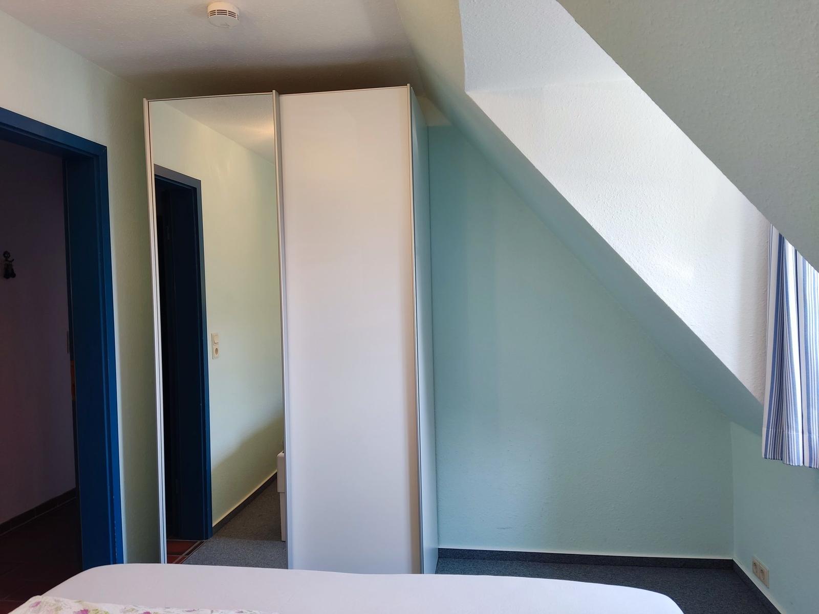 Schlafzimmer mit Spiegelschrank