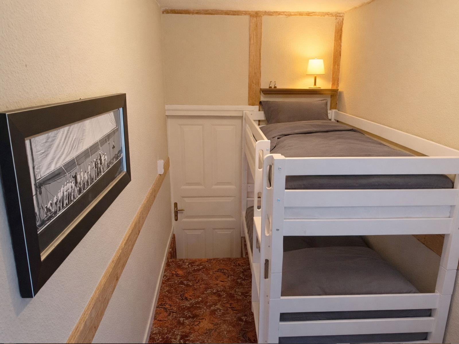 Schlafzimmer mit Doppelstockbett und Wandbild