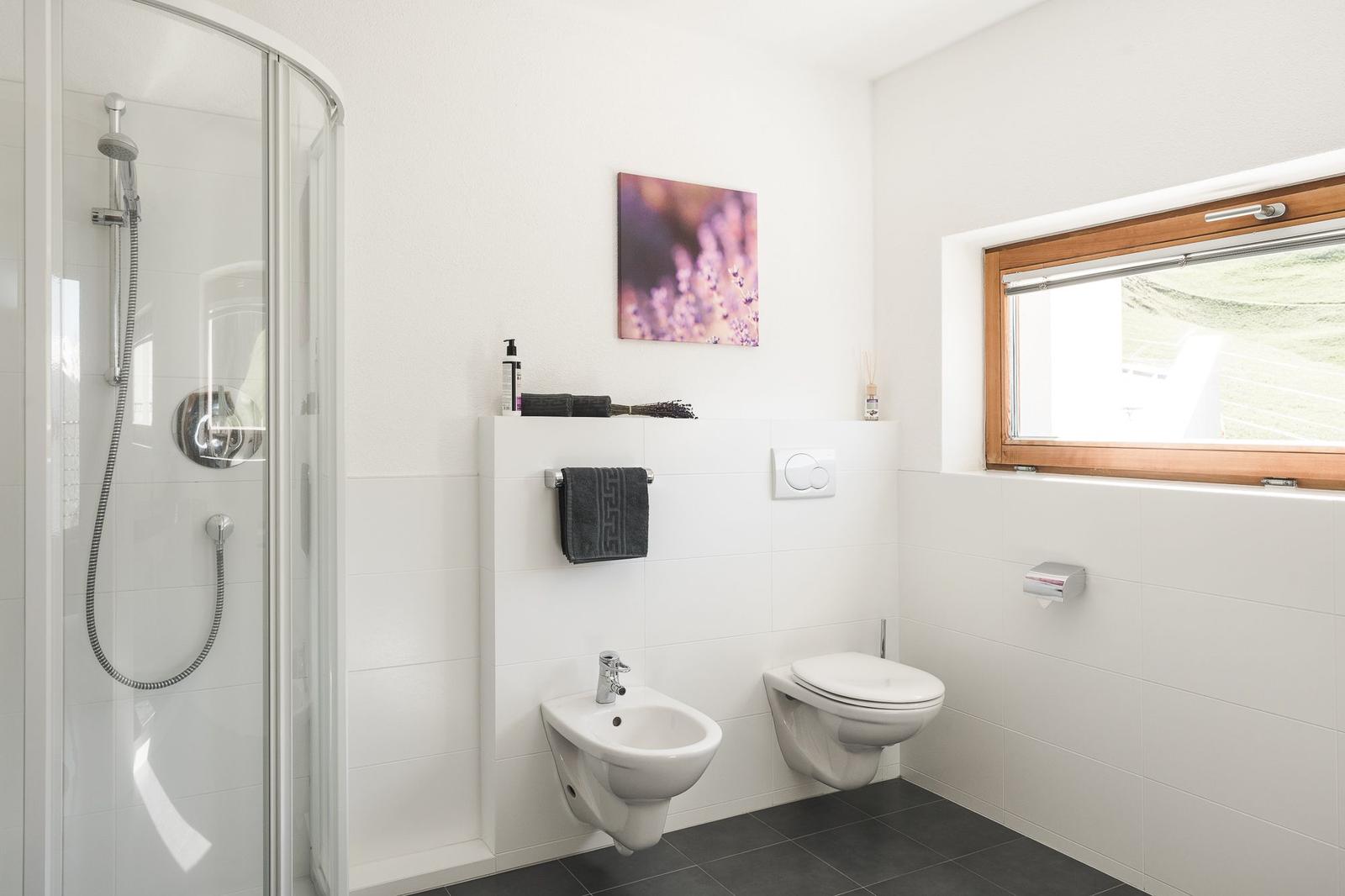 Badezimmer mit Dusche, WC und Fenster