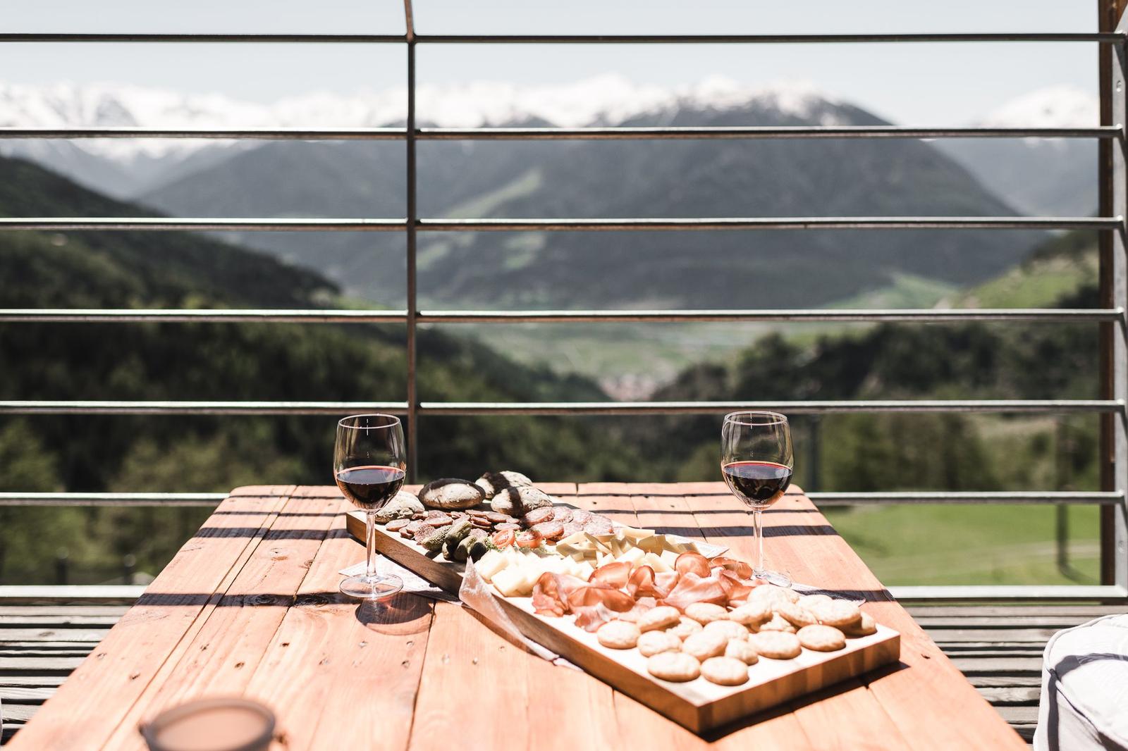 Regionale Köstlichkeiten und Produkte vom Hof bei fabelhafter Aussicht genießen