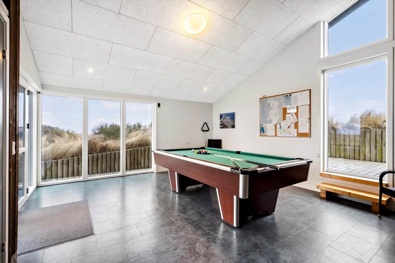 Billardtisch mit Blick auf Dünen und Terrasse