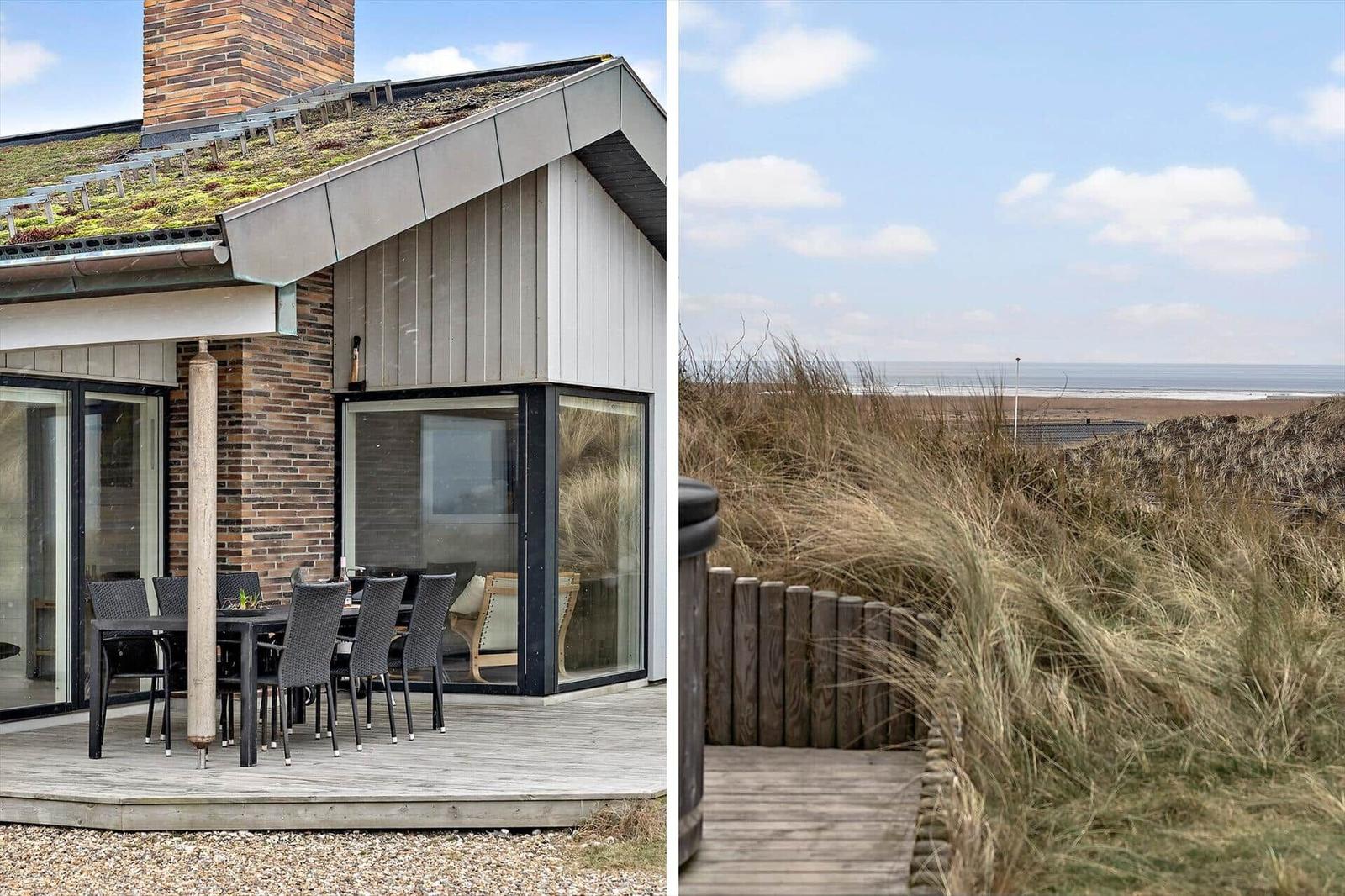 Moderne Strandvilla mit Terrasse und Meerblick durch Dünen.