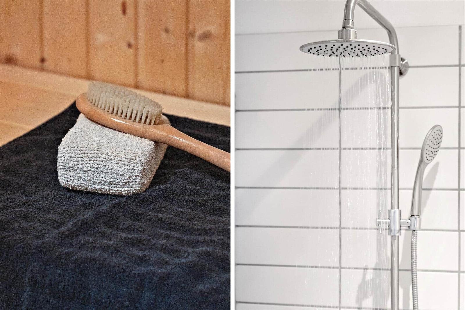 Badewanne mit Dusche und Bürste auf Handtuch