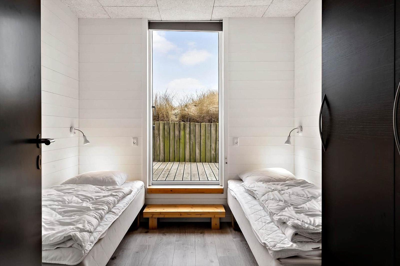 Zwei Einzelbetten mit Fenster auf Balkon