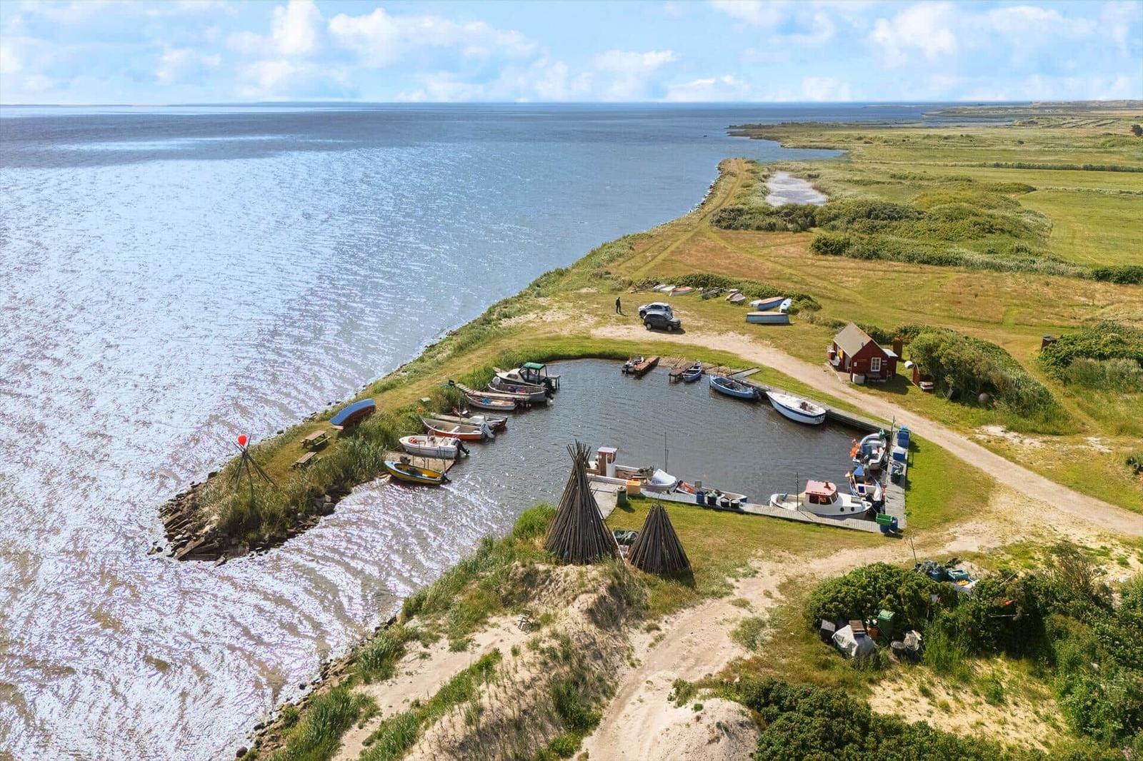 Hafen mit Booten, kleines Haus und Strandlandschaft