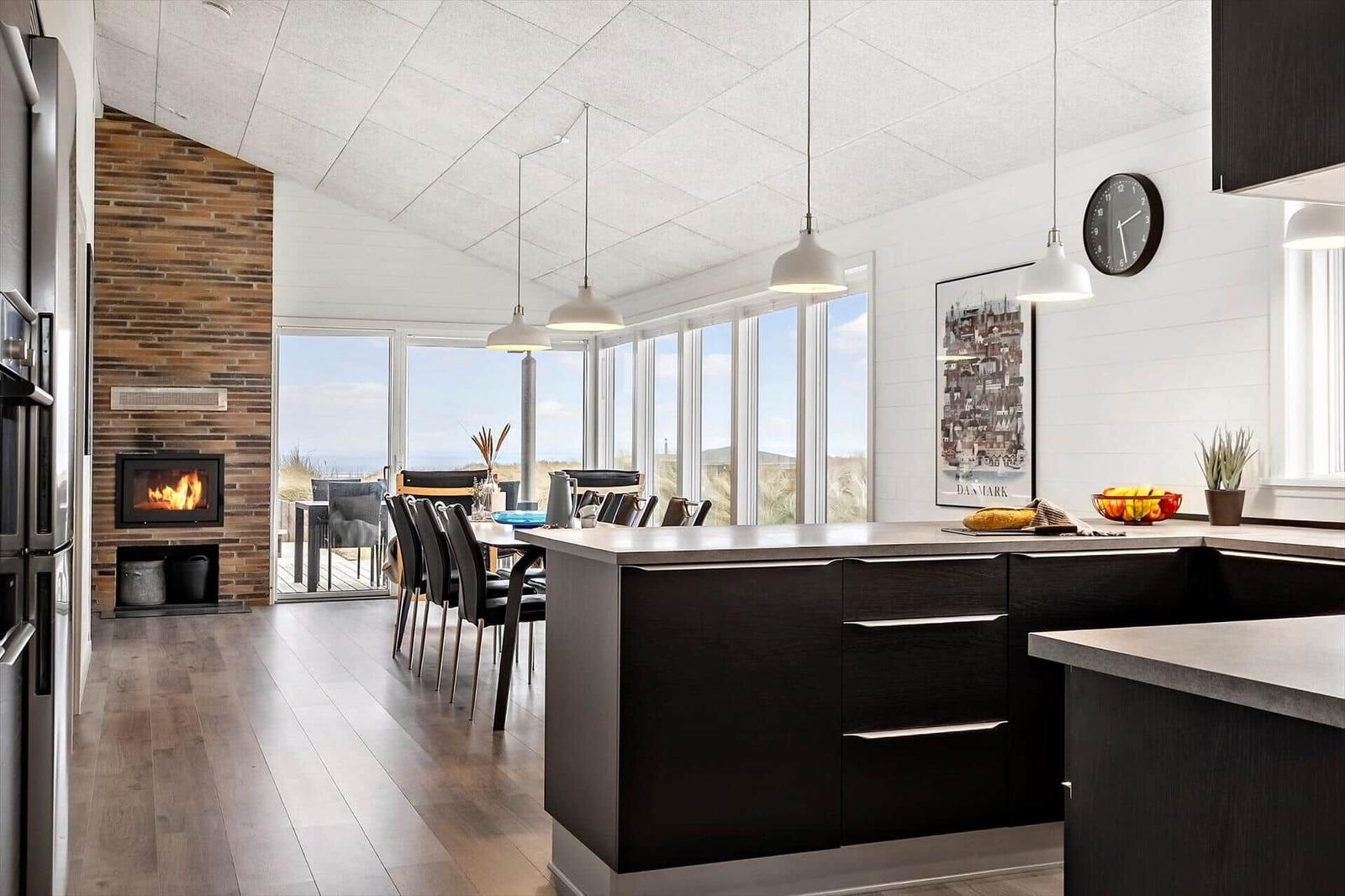 Moderne Küche mit Essbereich und Blick aufs Meer