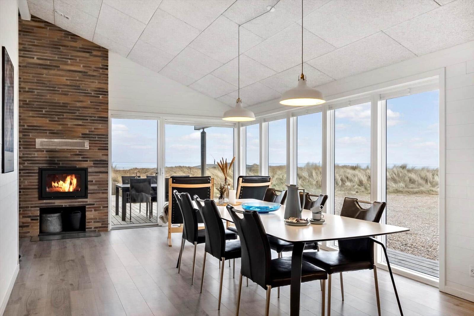 Esszimmer mit Blick auf Strand und Feuer