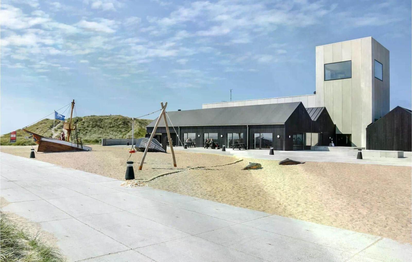 Moderne Strandhütte mit Spielplatz und Bootsdekoration.