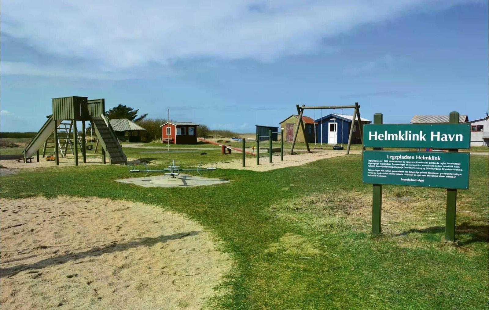 Spielplatz mit Rutsche, Schaukel und Sandbereich bei Helmklint Havn