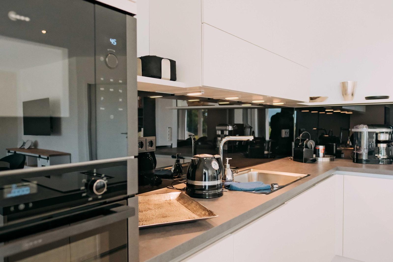 Moderne Küche mit Edelstahlgeräten und Arbeitsplatte