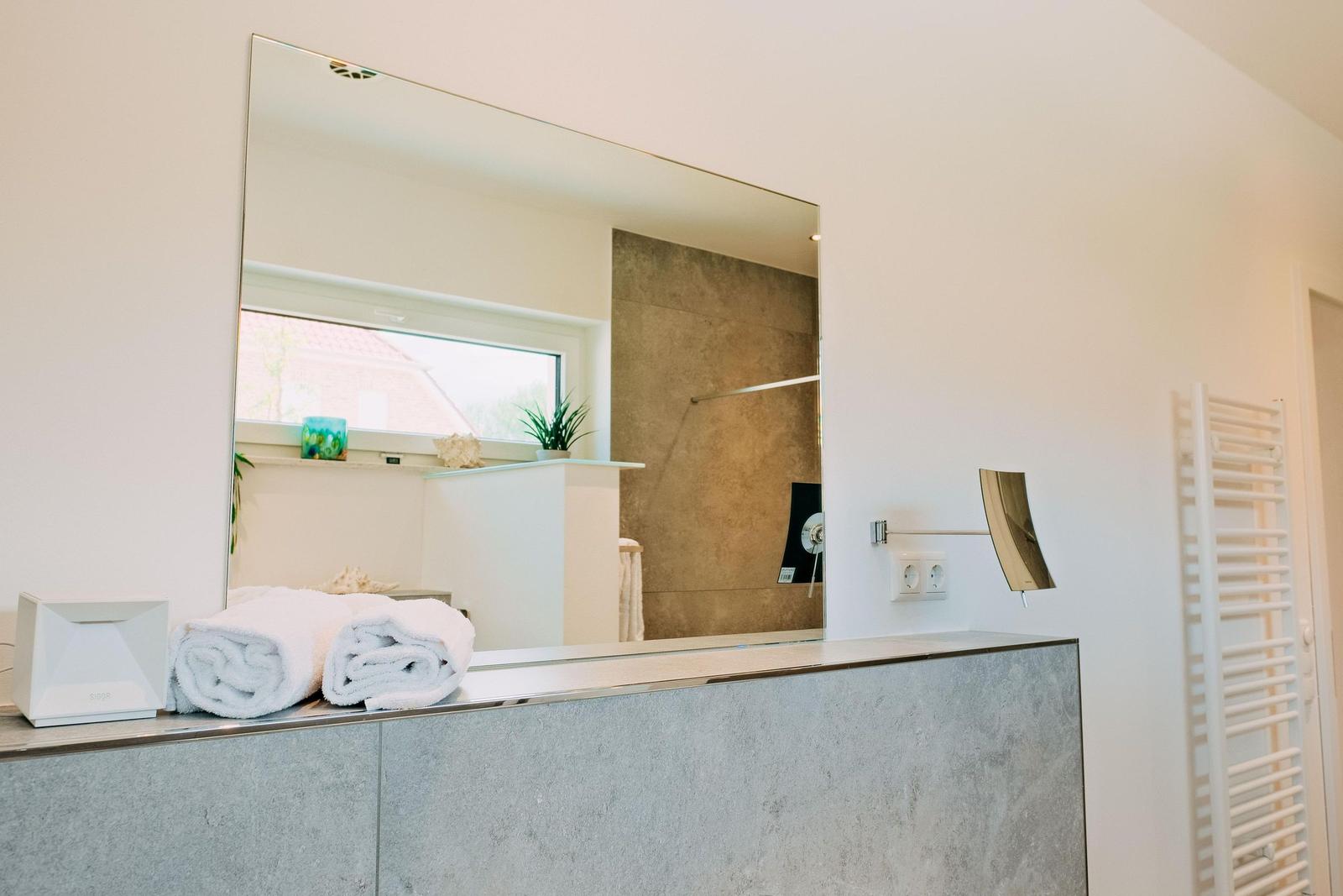 Bad mit Spiegel, Handtuchhalter und Fenster