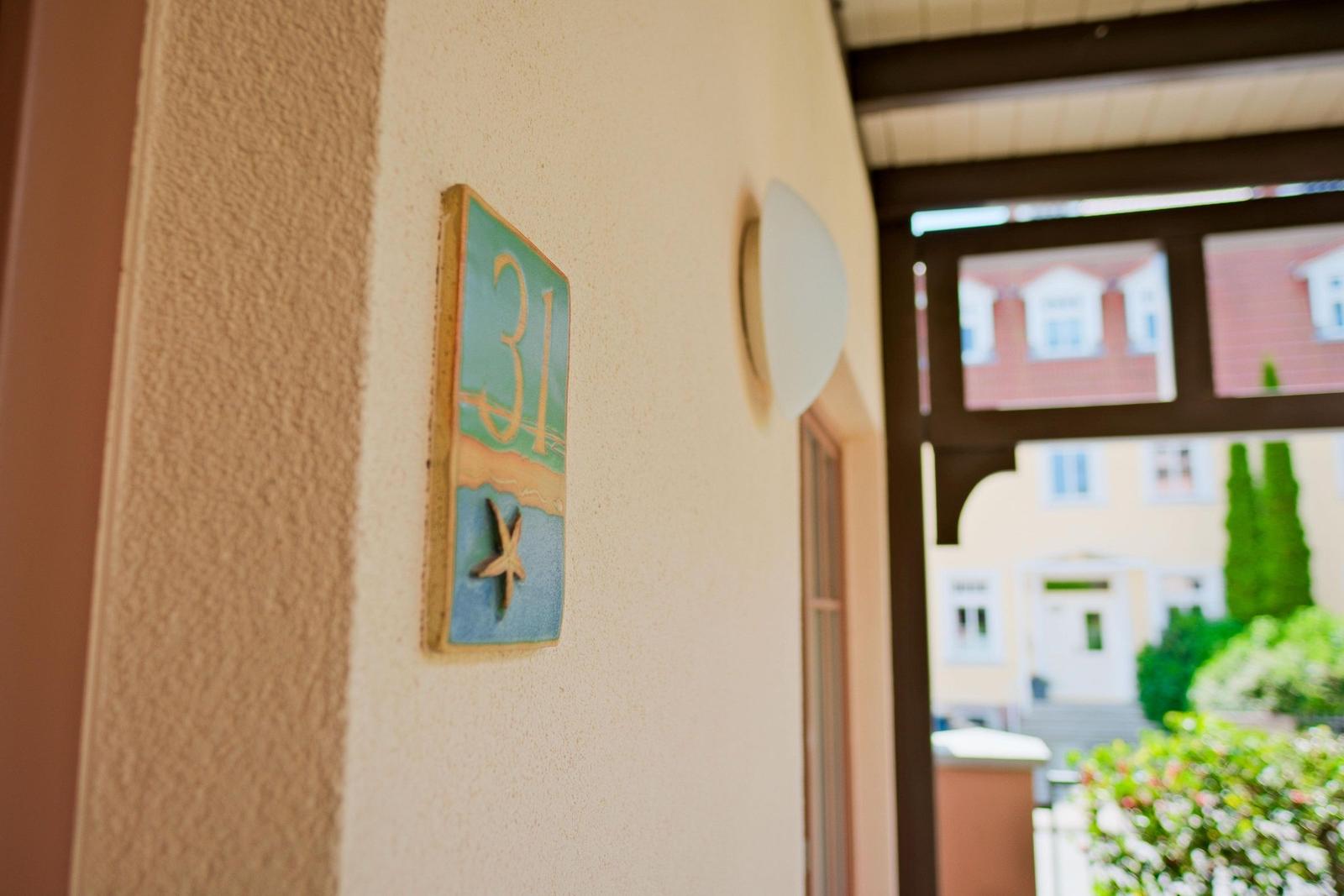 Hausnummer 31 mit Meeresmotiv an Wand