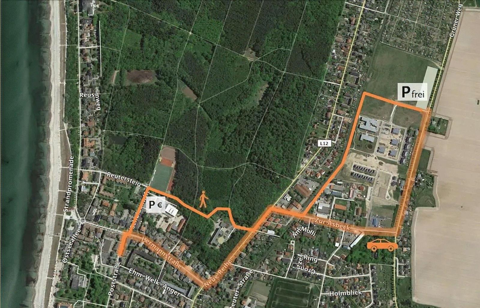 Karte zeigt Wanderweg und Parkplätze in einer ländlichen Gegend mit Straßen und Wald.