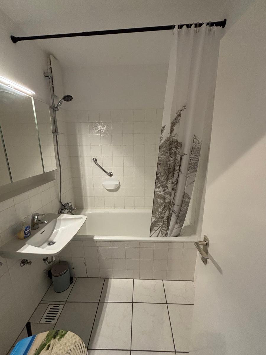 Badezimmer mit Badewanne, Dusche und Waschbecken