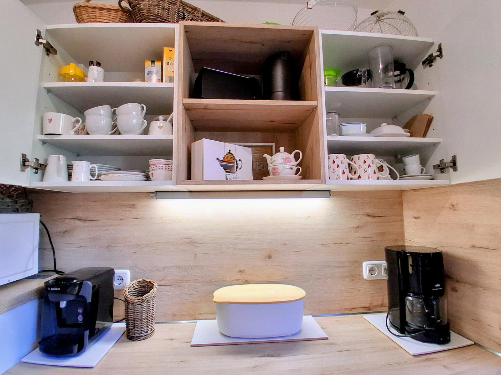 Ausstattung an Kaffee-Tee-Geschirr