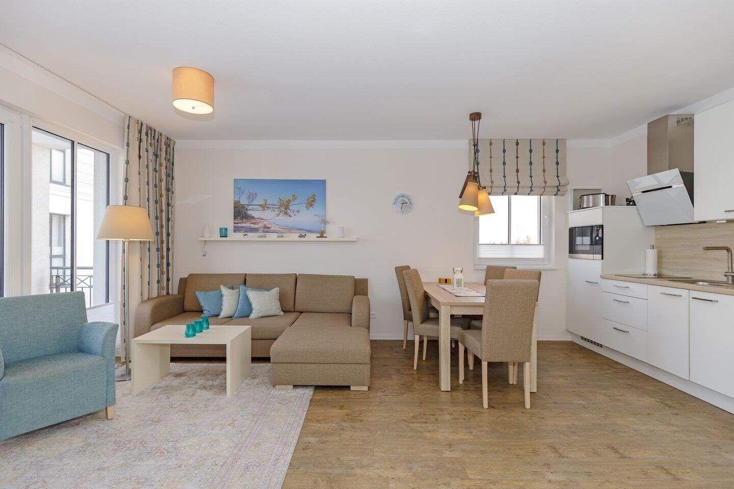 Wohnung mit Wohn- und Essbereich, Küche und Fenster.