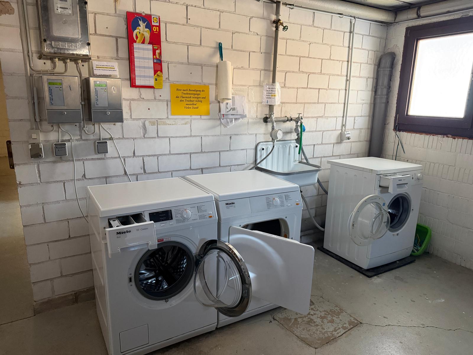 Waschküche mit Waschmaschine und Trockner