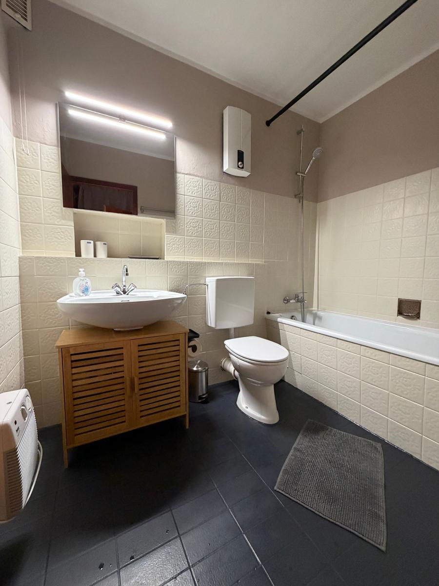 Badezimmer mit Duschwanne