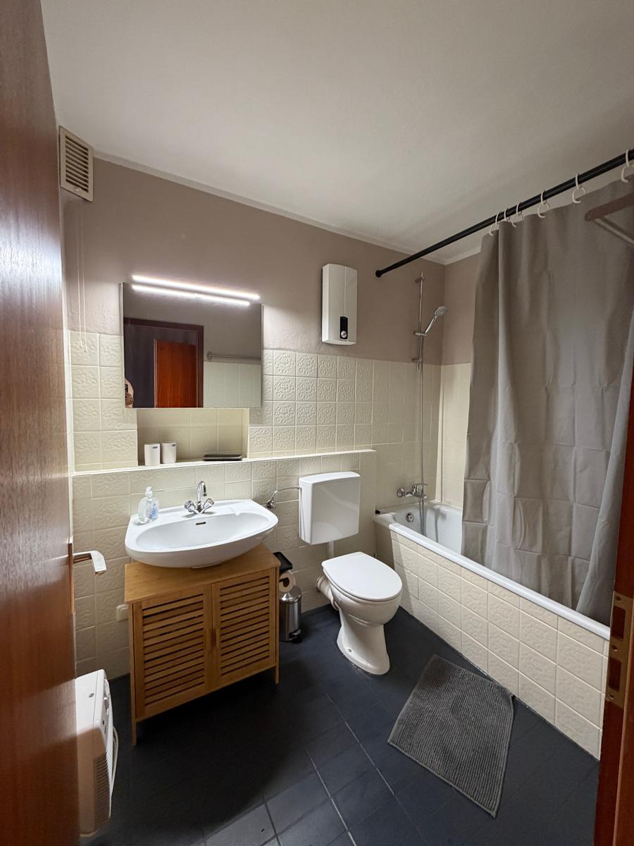 Badezimmer mit Duschwanne