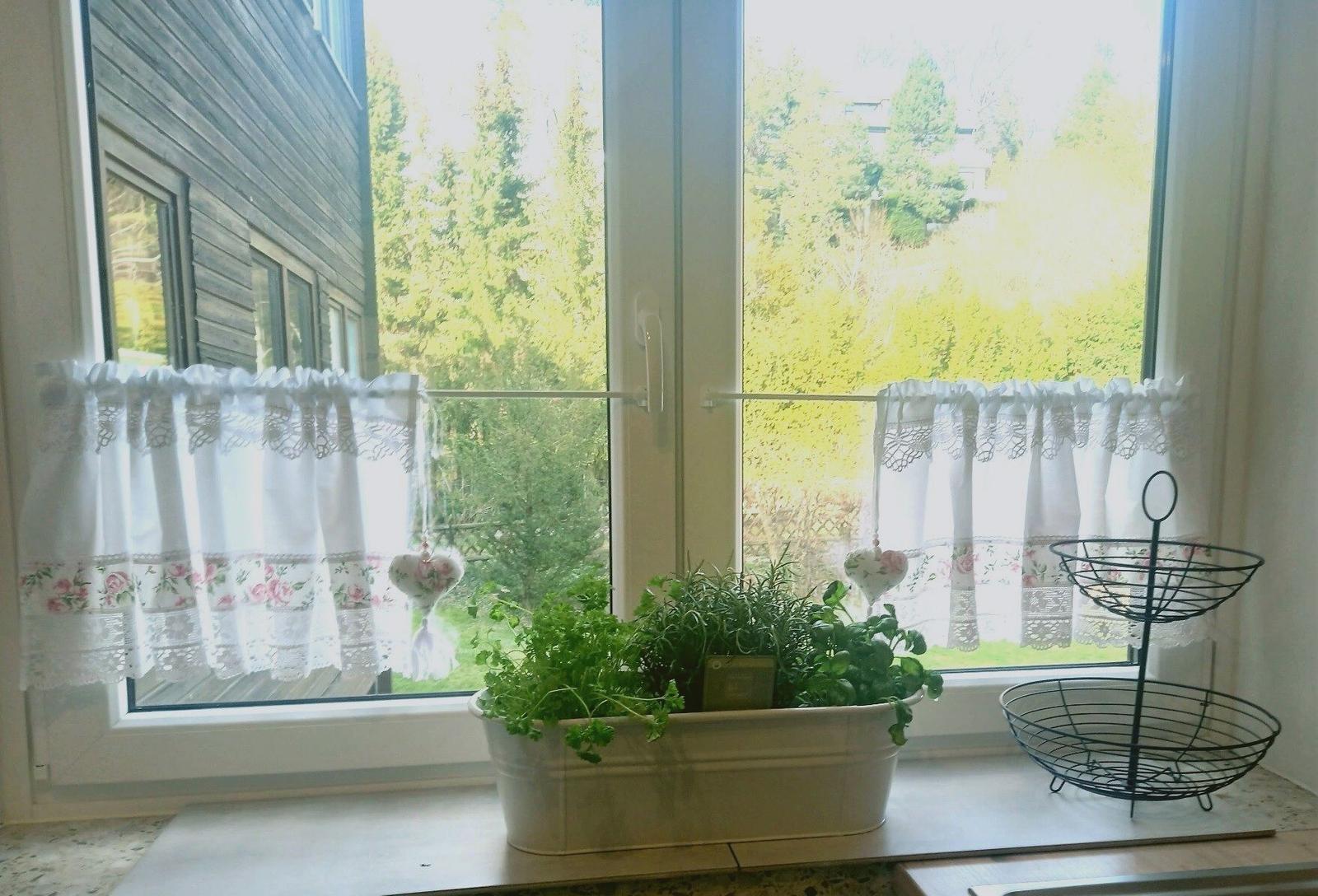 Die linke Fensterseite hat ein feststehendes Fliegengitter