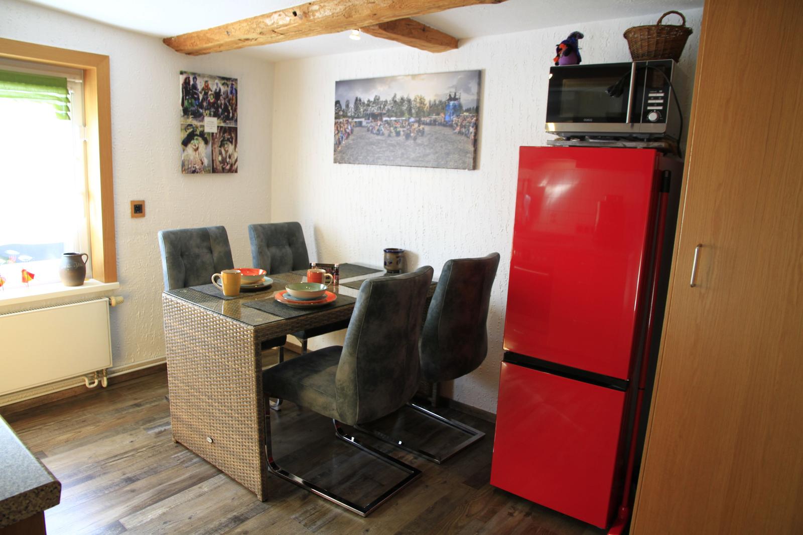 Küche 2026 mit neuen bequemen Schwingstühlen und neuer Kühl-Gefrierkombi