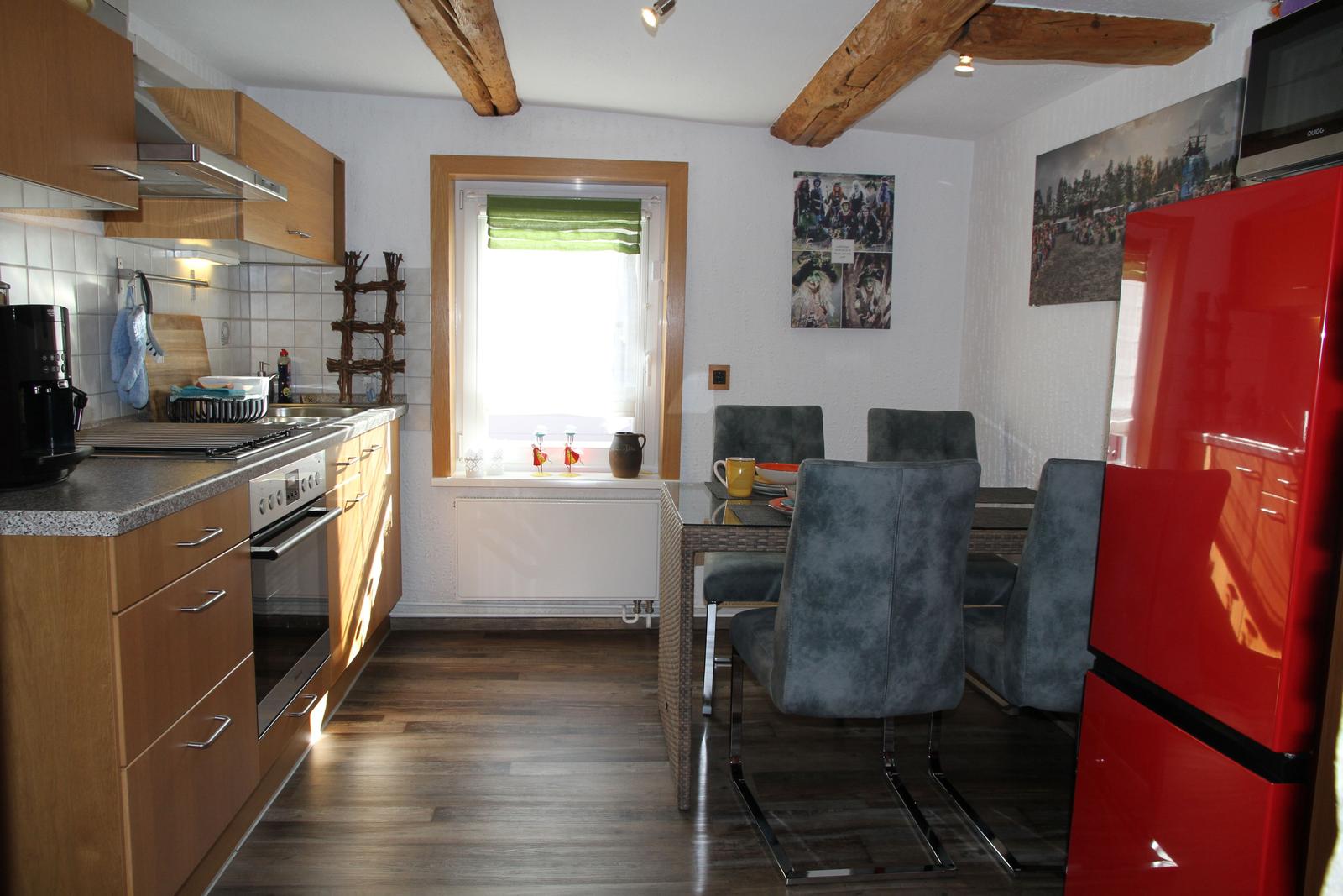 Küche, vormittags mit Sonne, mit 1 Stufe vom Flur in die Küche