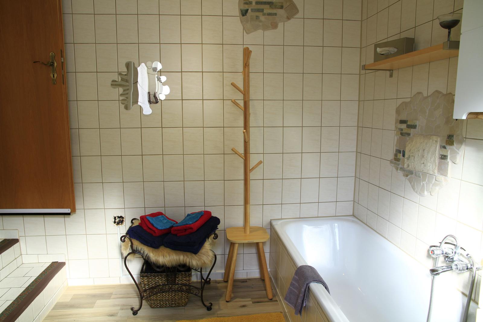 Badezimmer mit Ablage- und Sitzmöglichkeit