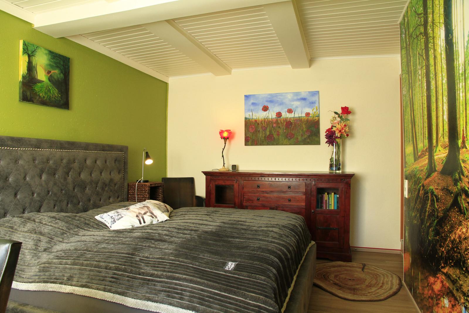 Schlafzimmer mit Chesterfield_Doppelbett und verstellbarem Kopfteil