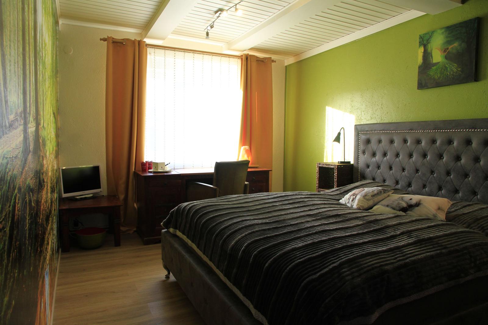 Schlafzimmer mit Schreibtisch und 2. TV