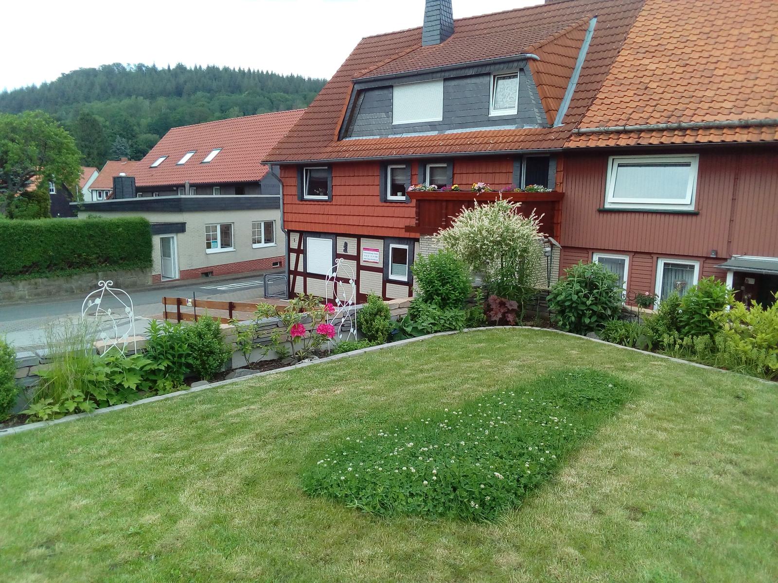 Blick von der Gästeterrasse mit Rasenfläche Richtung FeWo und großem Einstellplatz auch für große Fahrzeuge geeignet
