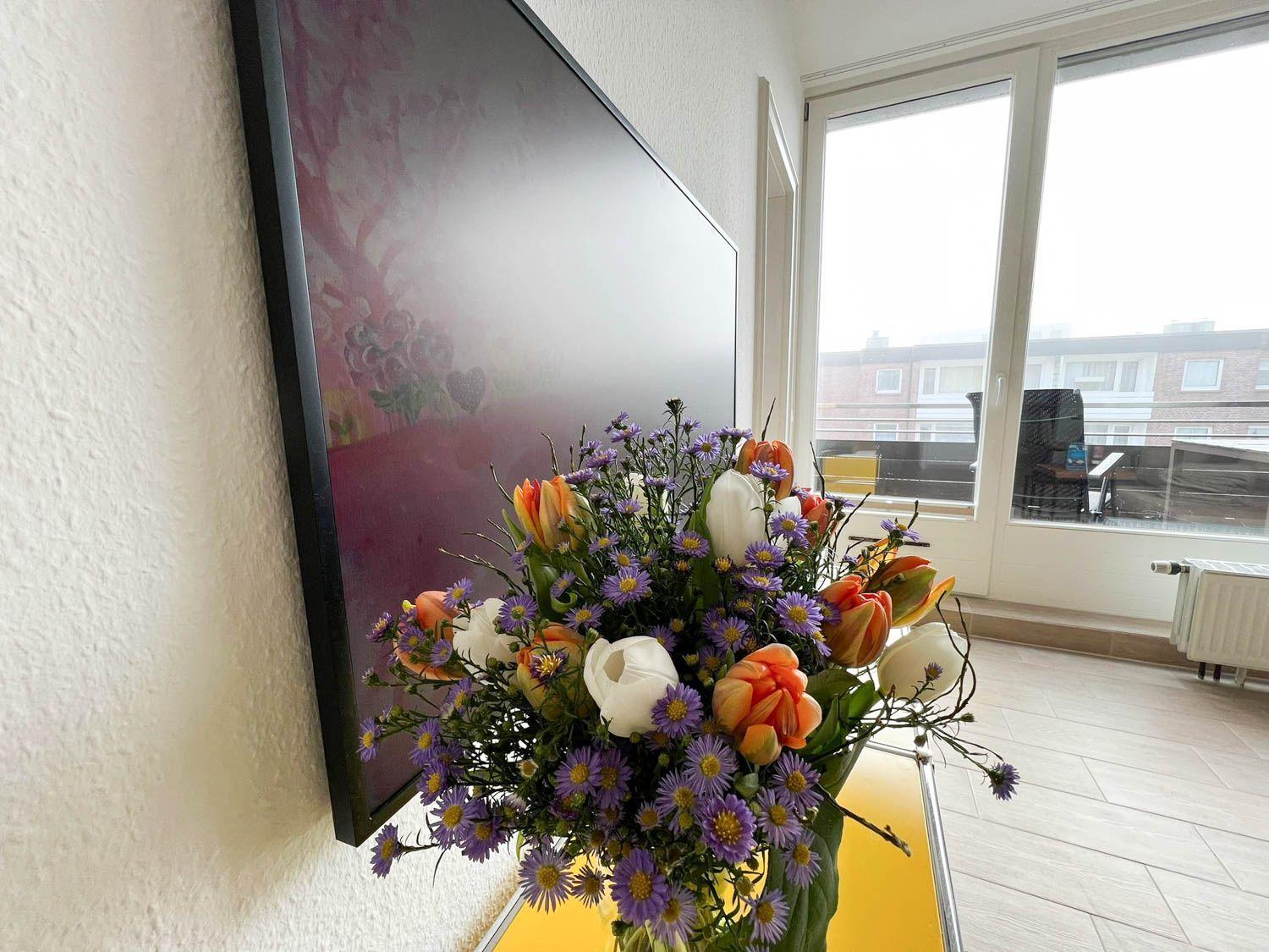 Blumenstrauß vor Fernseher und Balkontür