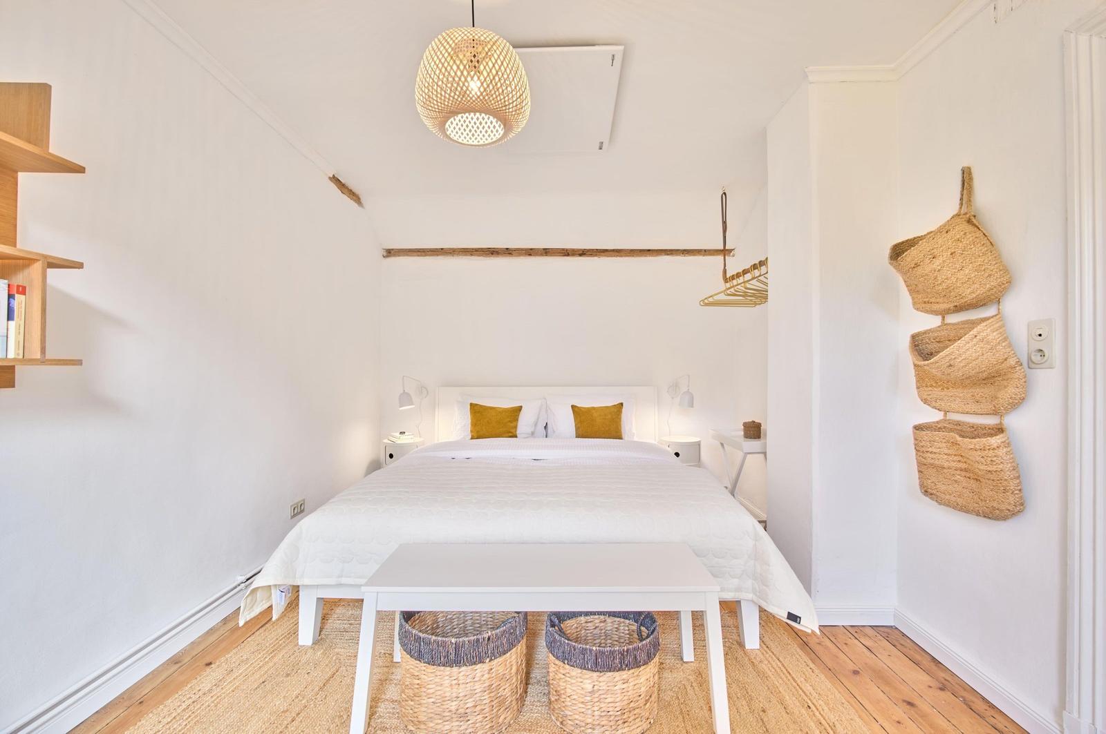 Helles, geräumiges Schlafzimmer