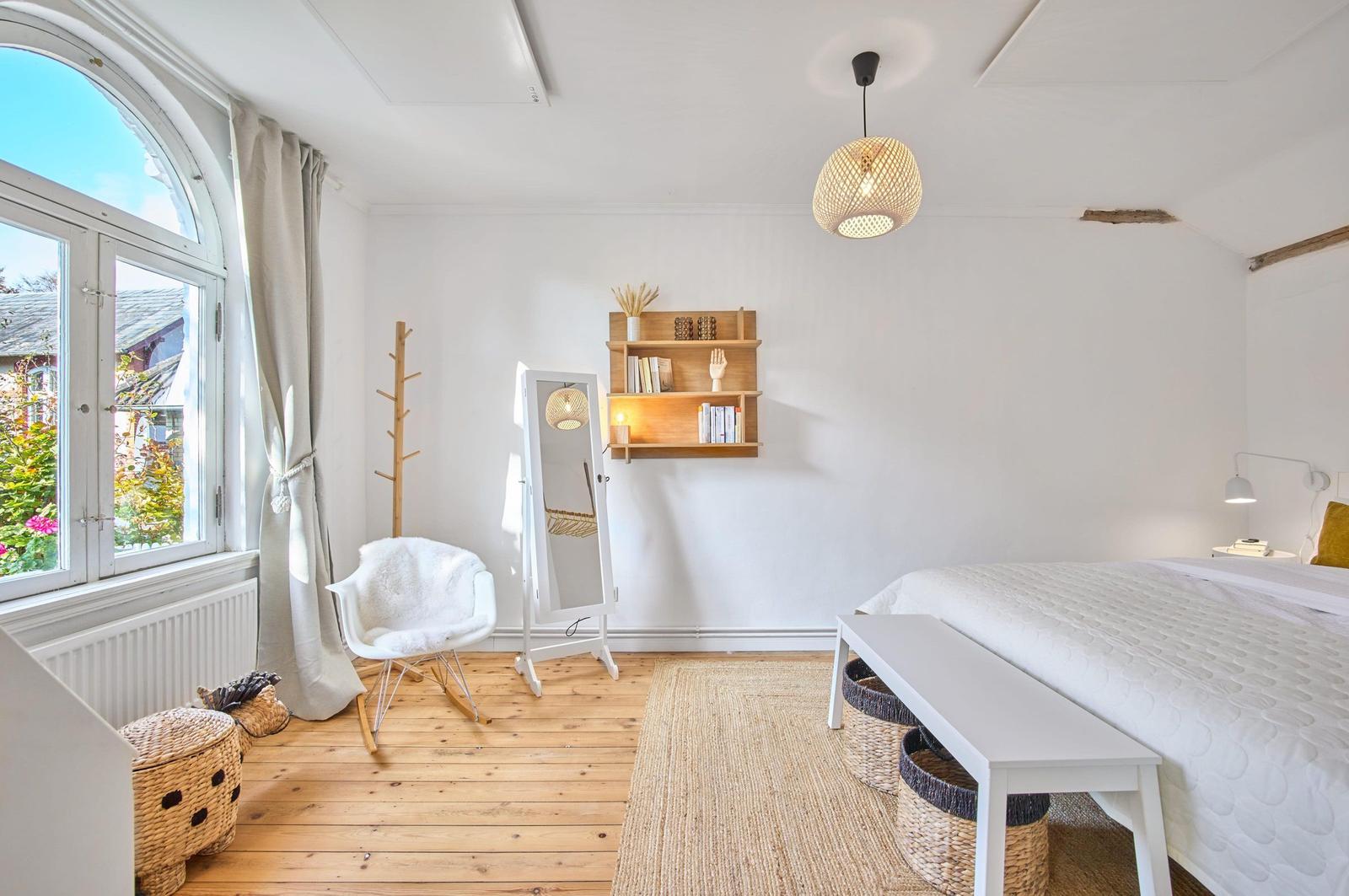 Helles, geräumiges Schlafzimmer