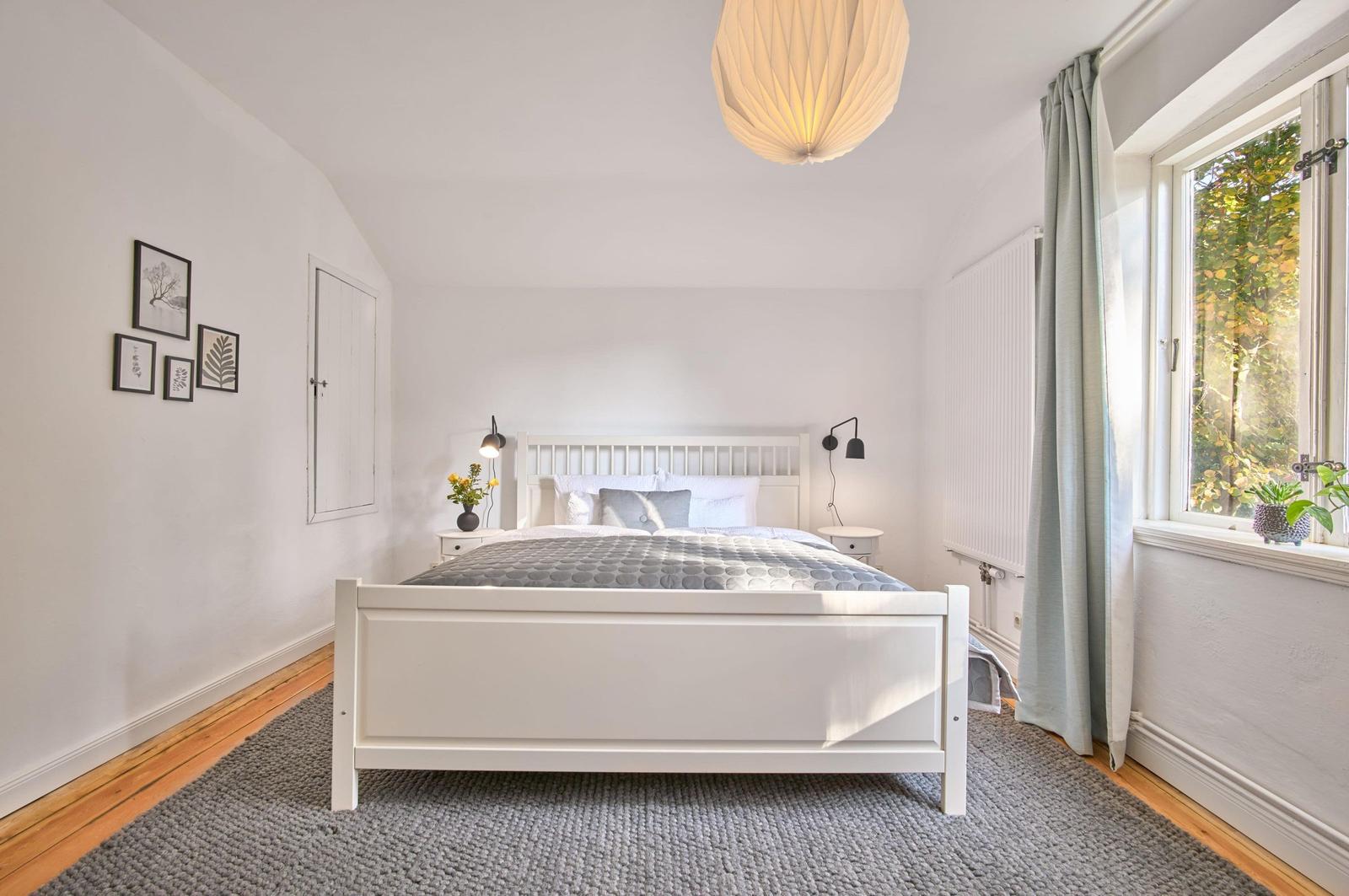 zweites Schlafzimmer mit komfortablem Bett und eigenem Fernseher