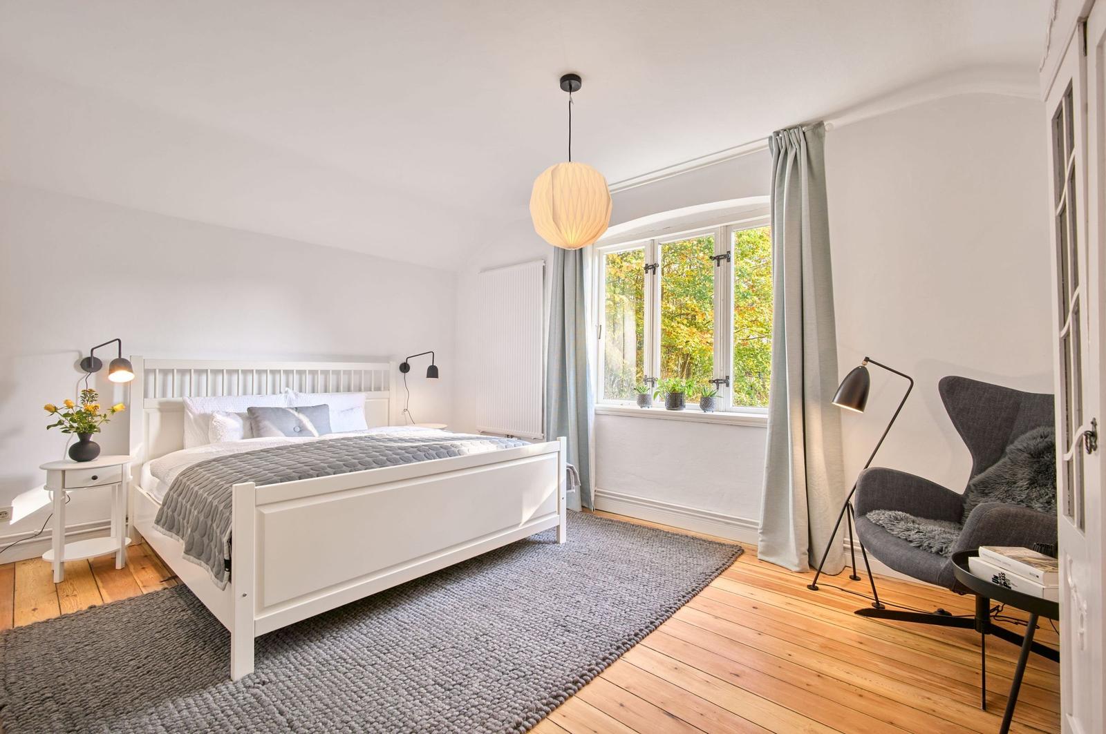 zweites Schlafzimmer mit komfortablem Bett und eigenem Fernseher