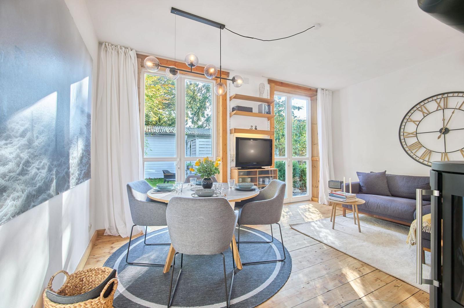 Wohnbereich mit Zugang zur Terrasse