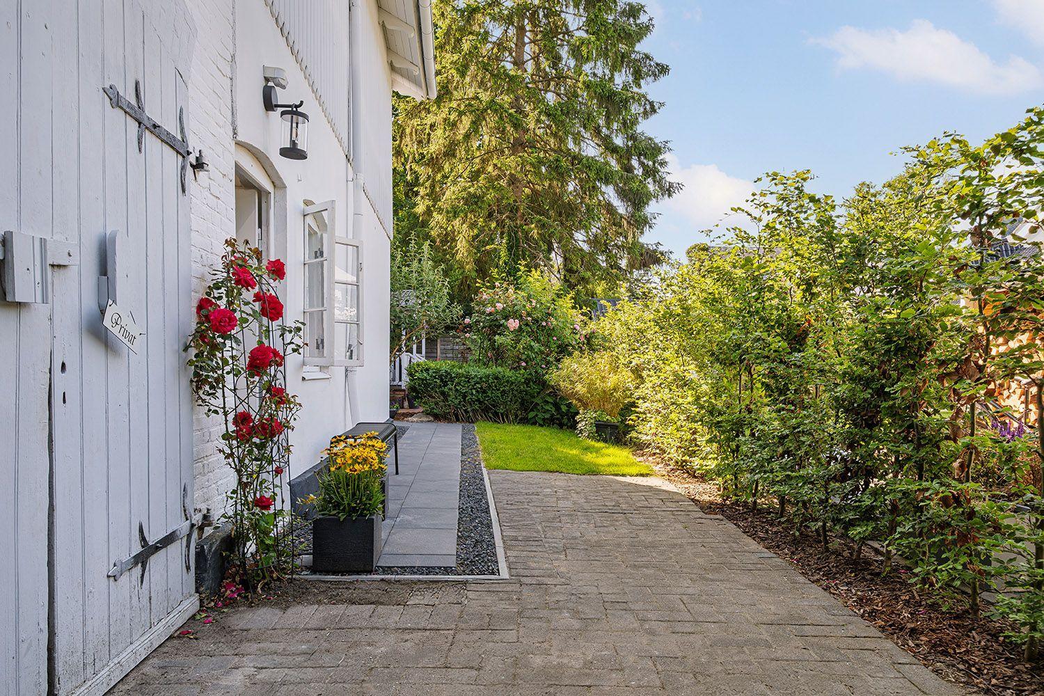 Eingangsbereich und Garten