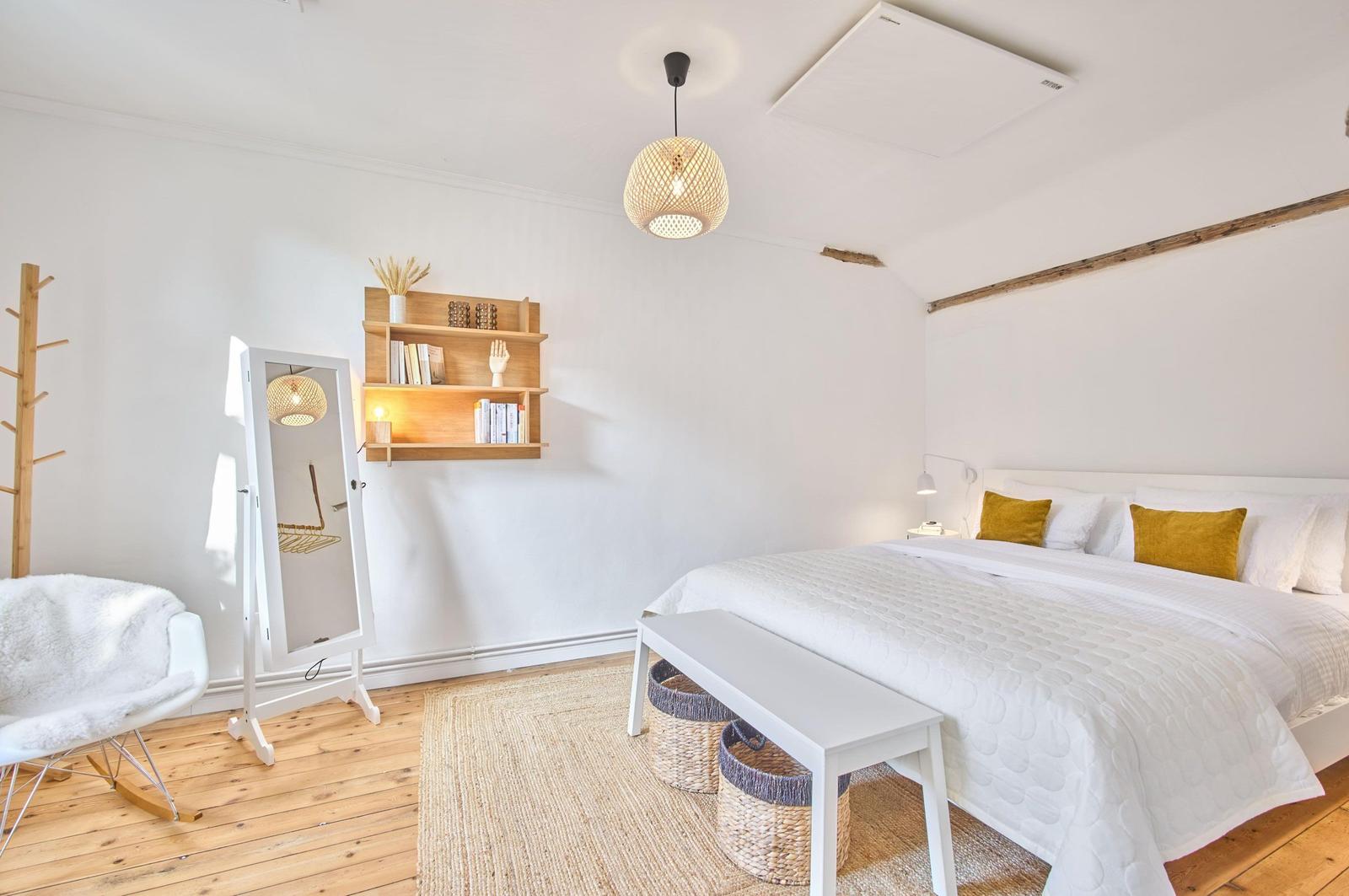 Helles, geräumiges Schlafzimmer