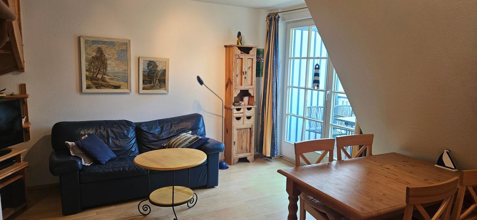 Wohnbereich mit Sofa und Essecke