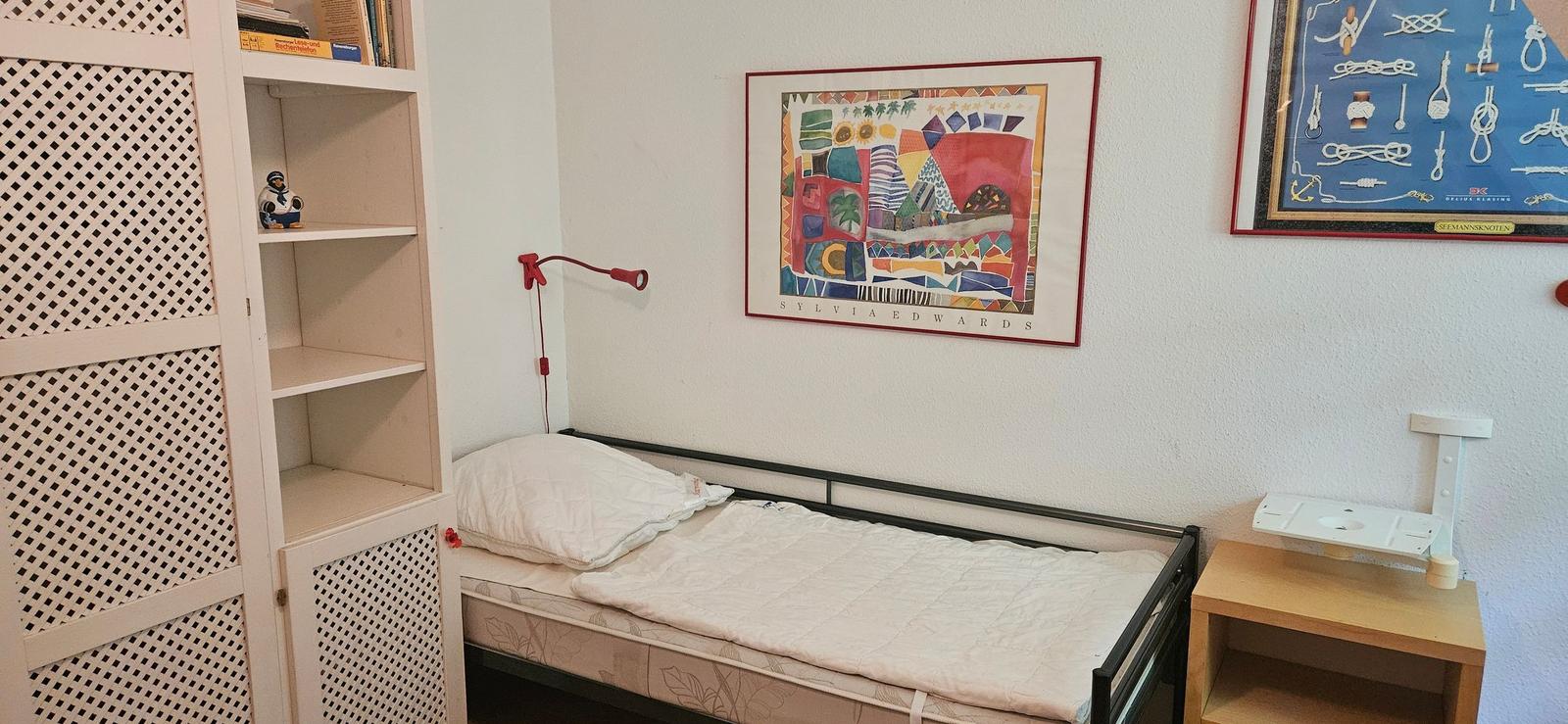 Kinderzimmer mit Einzelbett und Kleiderschrank