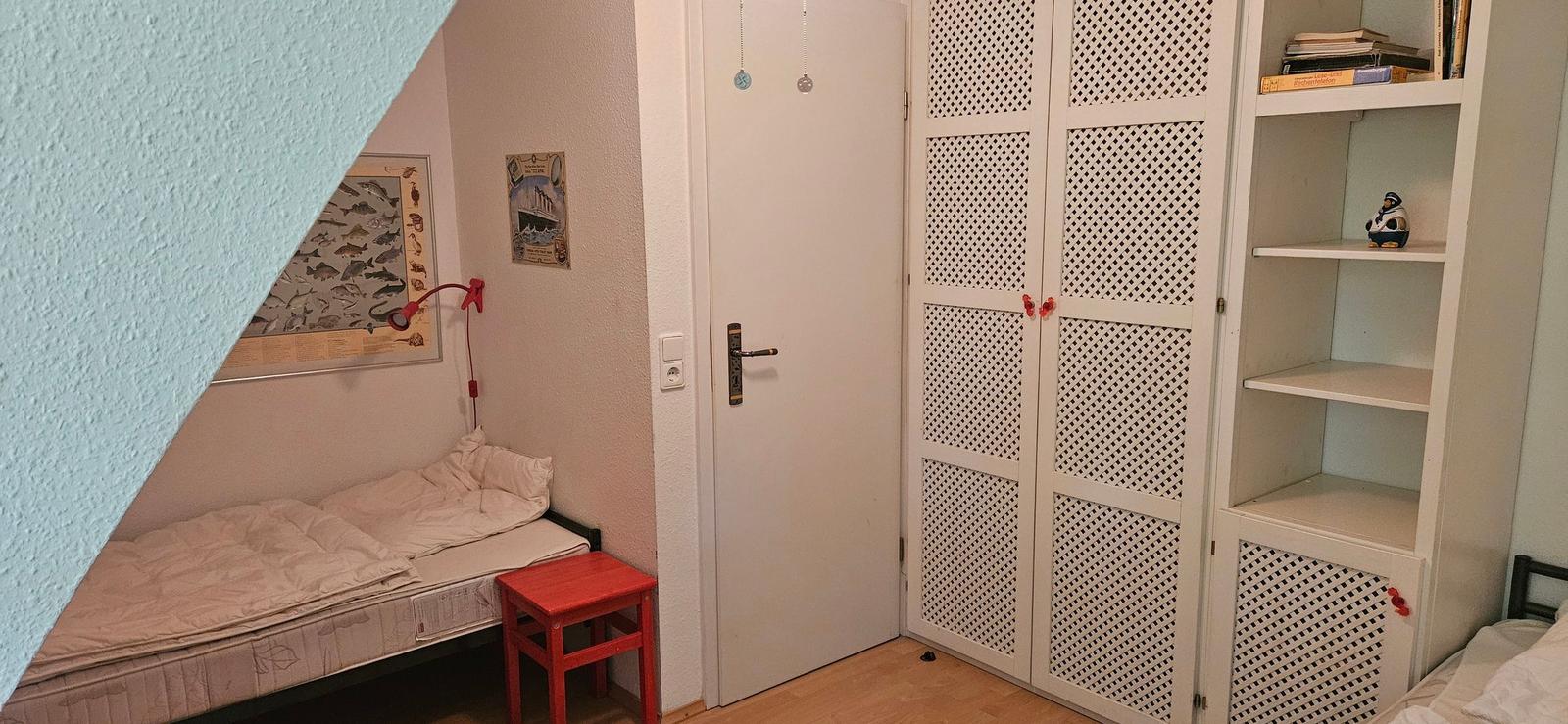 Kinderzimmer mit Einzelbett und Kleiderschrank