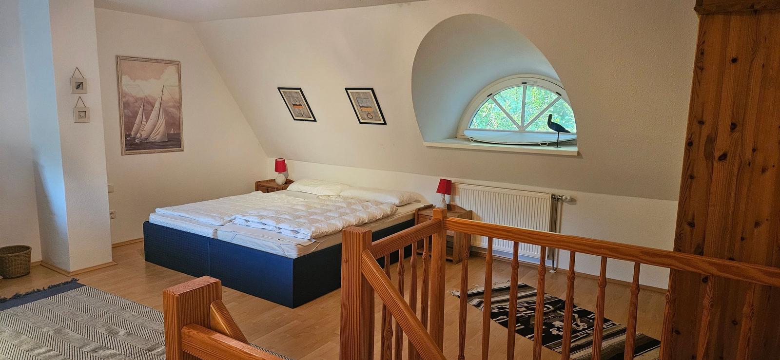 Schlafzimmer mit Doppelbett im Dachgeschoss