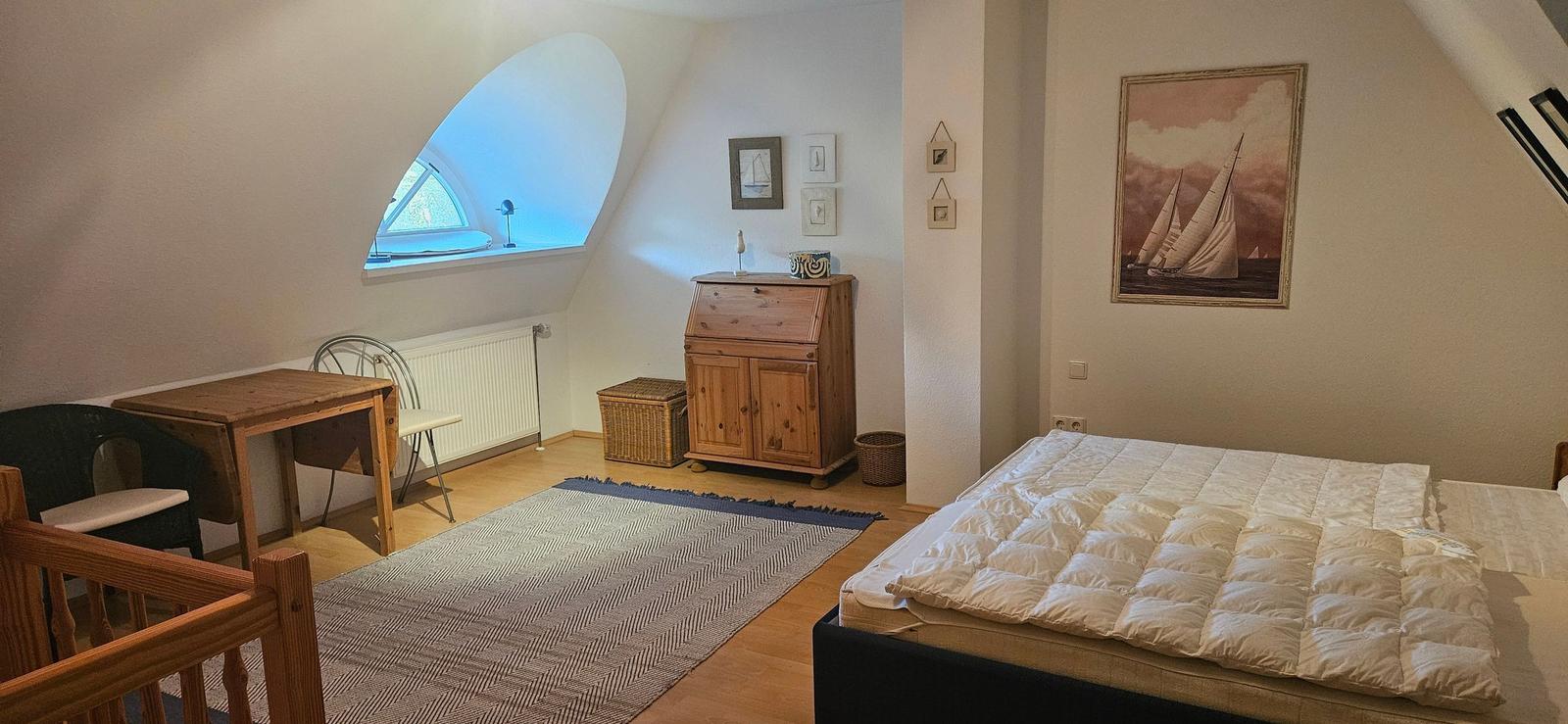 Schlafzimmer mit Doppelbett und Sitzbereich