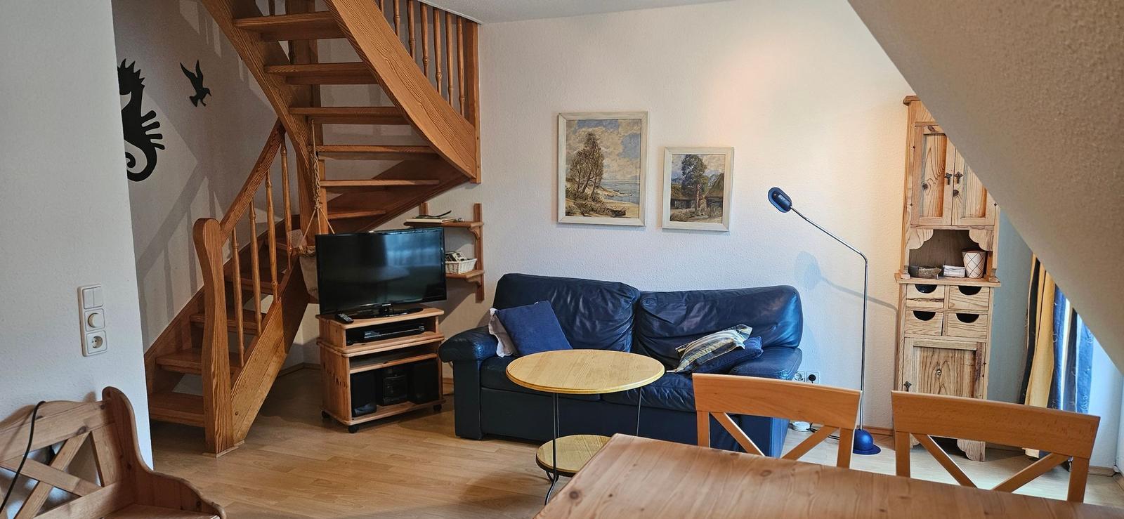 Wohnbereich mit Sofa und TV