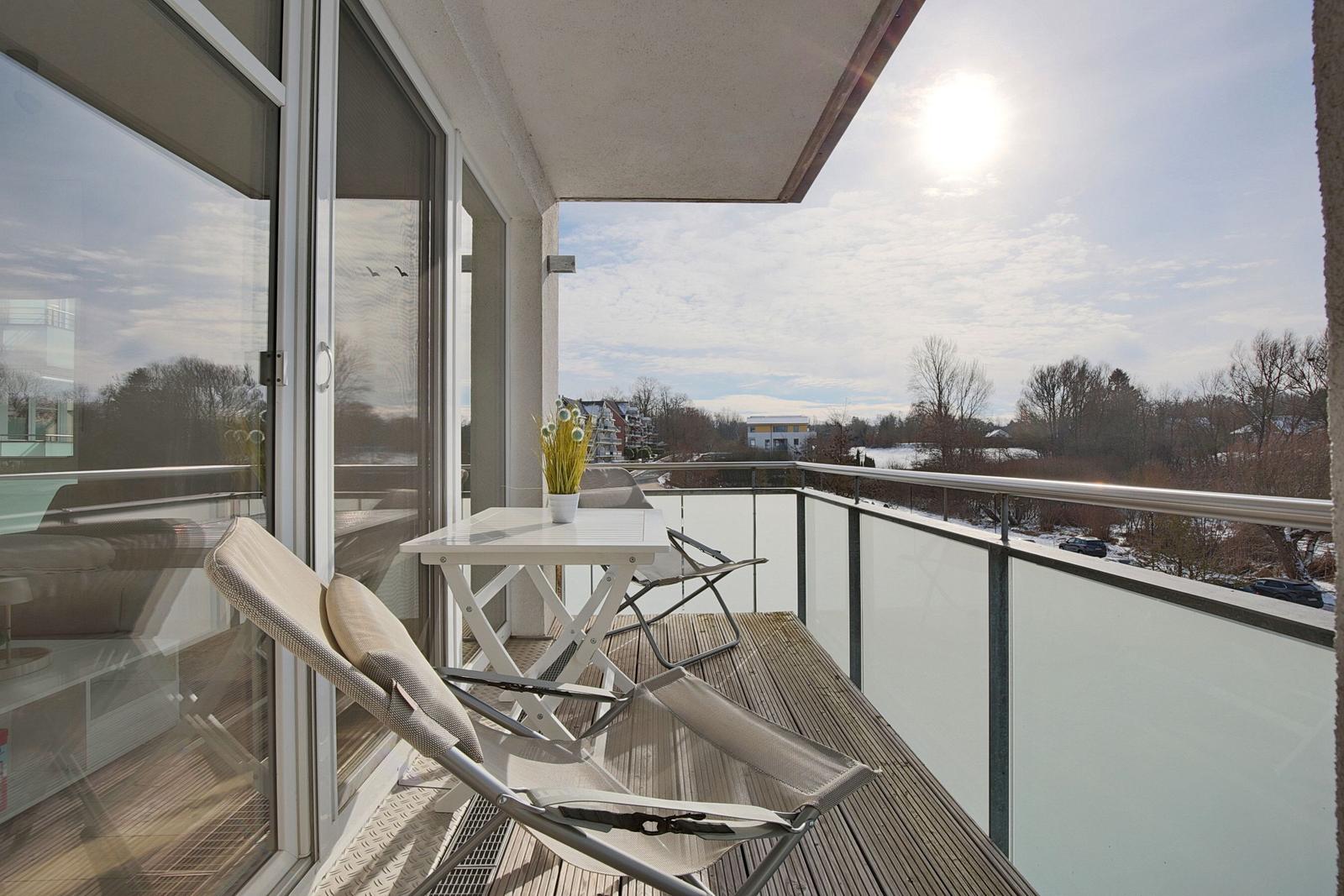 Terrasse mit Sitzgelegenheit und Blick auf Wohngebiet