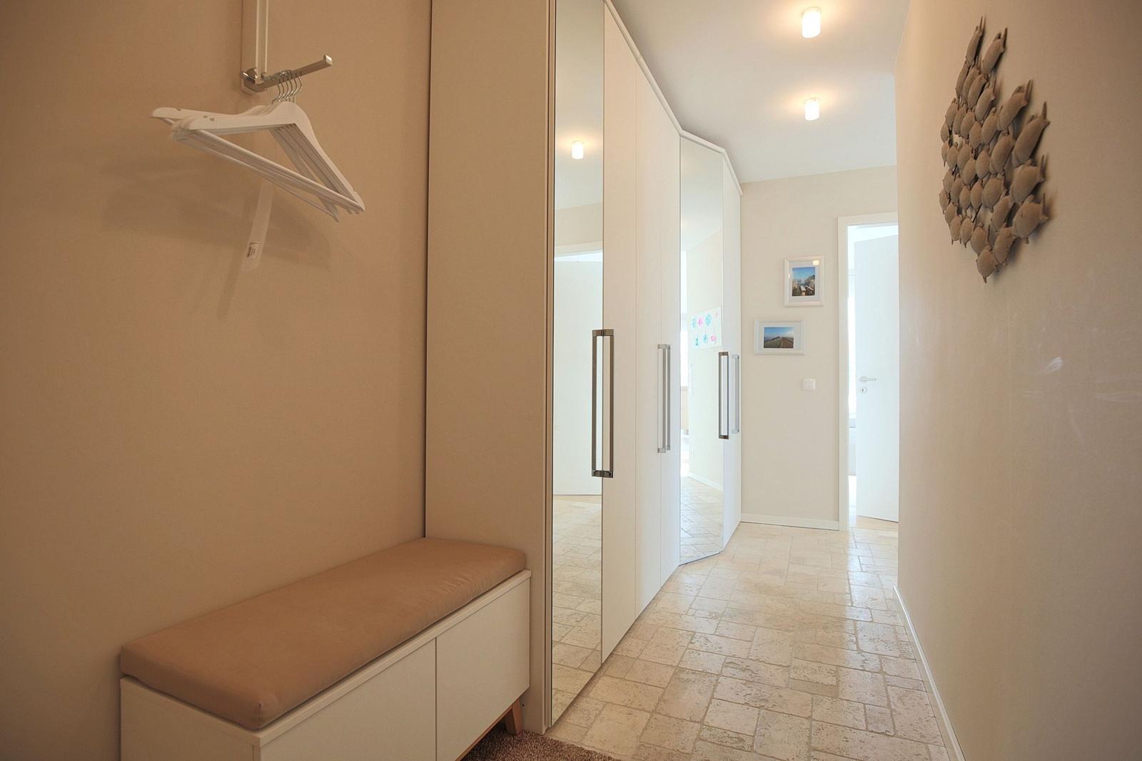 Flur mit Spiegelschrank, Sitzbank und Wanddekoration