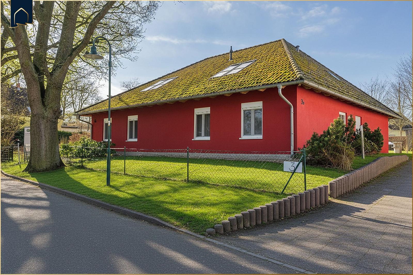 Rotes Haus mit grünem Dach und Garten. Hausnummer 3a.