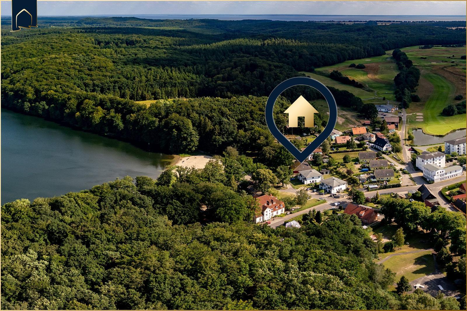 Haus in grüner Umgebung mit See und Golfplatz