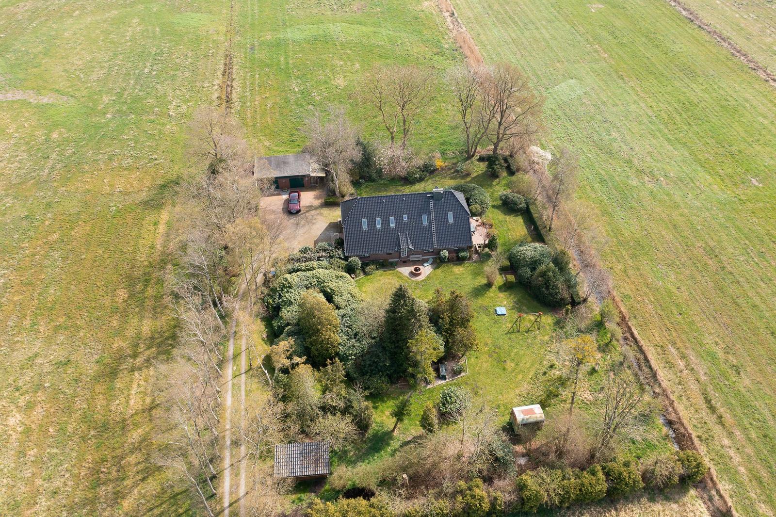 Haus mit Garten, Garage und Spielplatz in ländlicher Umgebung