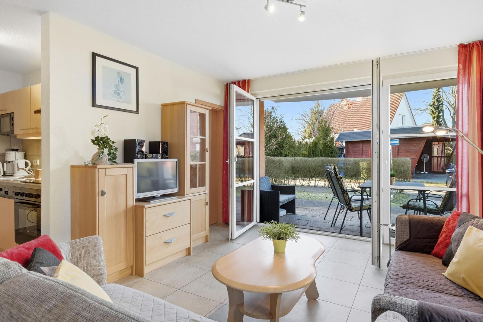 Wohnzimmer mit Essbereich und Blick auf die Terrasse